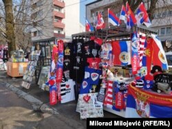 Zastave Srbije i RS mogu se kupiti i na prodajnim štandovima nedaleko od Dodikovog sjedišta, Banjaluka, 13. februar 2025. godine