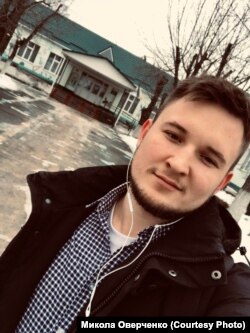 Микола біля школи