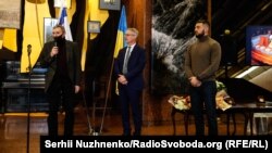 Родина Павловських отримує медалі