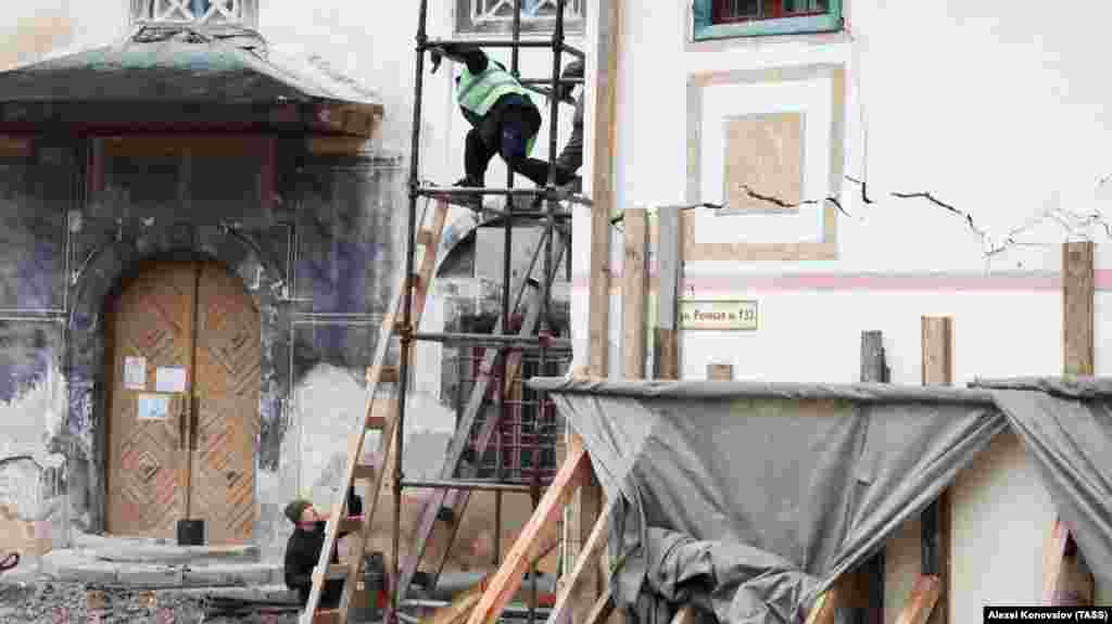 Трещина, которая образовалась на одном из корпусов дворца вследствие строительных работ. Руководитель российского госучреждения «Дирекция по централизованному обслуживанию и развитию учреждений сферы культуры» Илья Алымчев заявил, что «серьезного урона не нанесено». По его словам, это произошло из-за ошибки в проекте. Независимых оценок повреждения от авторитетных международных организаций пока нет, а международные мониторинговые группы не имеют доступа в Крым