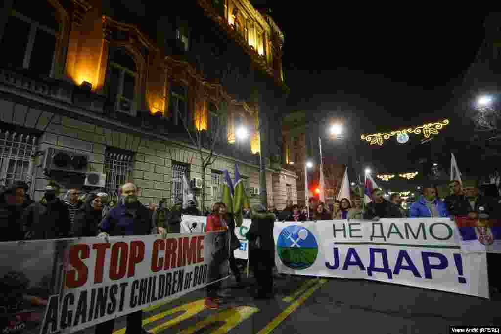 Novom protestu priključili su se i stanovnici doline Jadra, kod Loznice na zapadu Srbije, gde je bio planiran rudnik litijuma međunarodne kompanije Rio Tinto - pod nazivom projekat "Jadar".