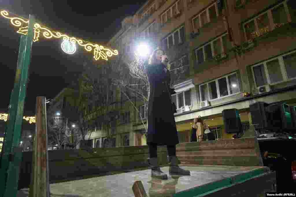 “Ovde smo da kažemo ‘ne’ rudniku. Hoće da nam plodnu zemlju pretvore u rudnike i jalovišta”, rekla je glumica Jelena Stupljanin, u uvodnom obraćanju i pozdravila meštane sela koji su došli da kampuju.