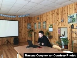 Микола Оверченко проводить дистанційно урок для школярів Жукинської школи. Жукин, Київська область. Лютий 2022 року