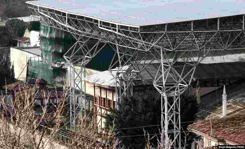 Бывший глава комитета АРК по делам межнациональных отношений и депортированных граждан, крымский активист Эдем Дудаков рассказал, что во время «реконструкции» деревянные балки Ханского дворца были уничтожены: часть распилили, а часть – увезли. Кроме того, по данным Дудакова, выполняющая реставрацию фирма-подрядчик планирует заменить старинную черепицу на испанскую стилизованную