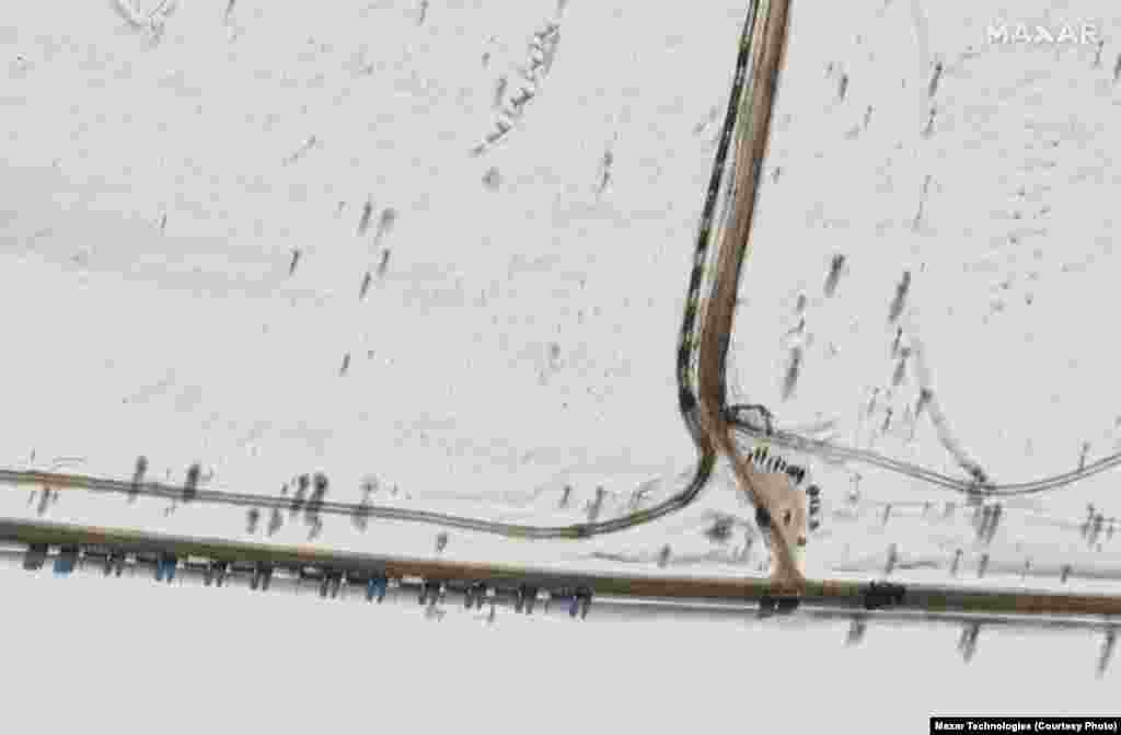 9 февраля на российский полигон "Курск", примерно в 100 километрах к востоку от Украины, прибыла бронетехника и транспортеры