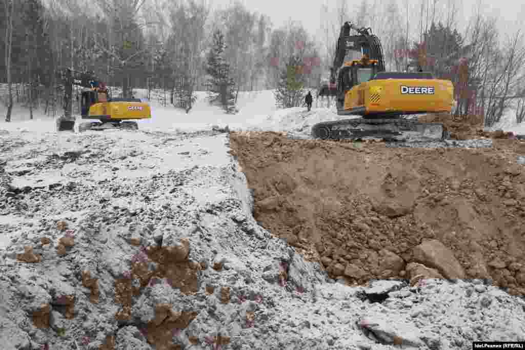 Госномера со строительной техники сняты. 