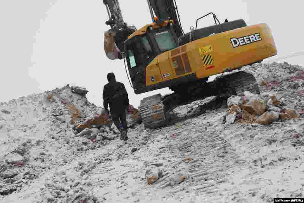 Как только появляются "чужаки", экскаваторы прекращают работу. 