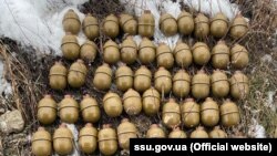 «Під час огляду тайника правоохоронці вилучили понад 70 ручних гранат РГД-5», заявляють у СБУ