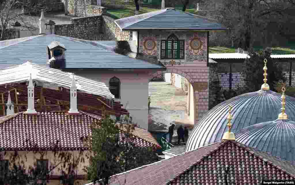 Ханский дворец является кандидатом на внесение в Список объектов всемирного наследия ЮНЕСКО. Постоянный представитель России при ЮНЕСКО Александр Кузнецов заявлял, что взаимодействия между Россией и ЮНЕСКО по аннексированному Крыму нет и в ближайшее время не предвидится. Кузнецов отметил, что обсуждал с секретариатом ЮНЕСКО возможность направления экспертной миссии ЮНЕСКО в аннексированный Крым, однако выяснилось, что это «абсолютно исключено, потому что такая поездка может состояться только в рамках резолюции, утверждающей, что Крым – часть Украины»