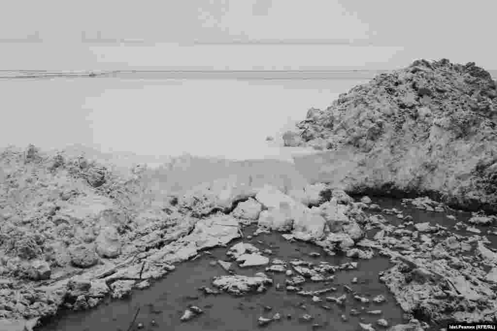 Хотя ещё только что они ссыпали грунт в воду. 