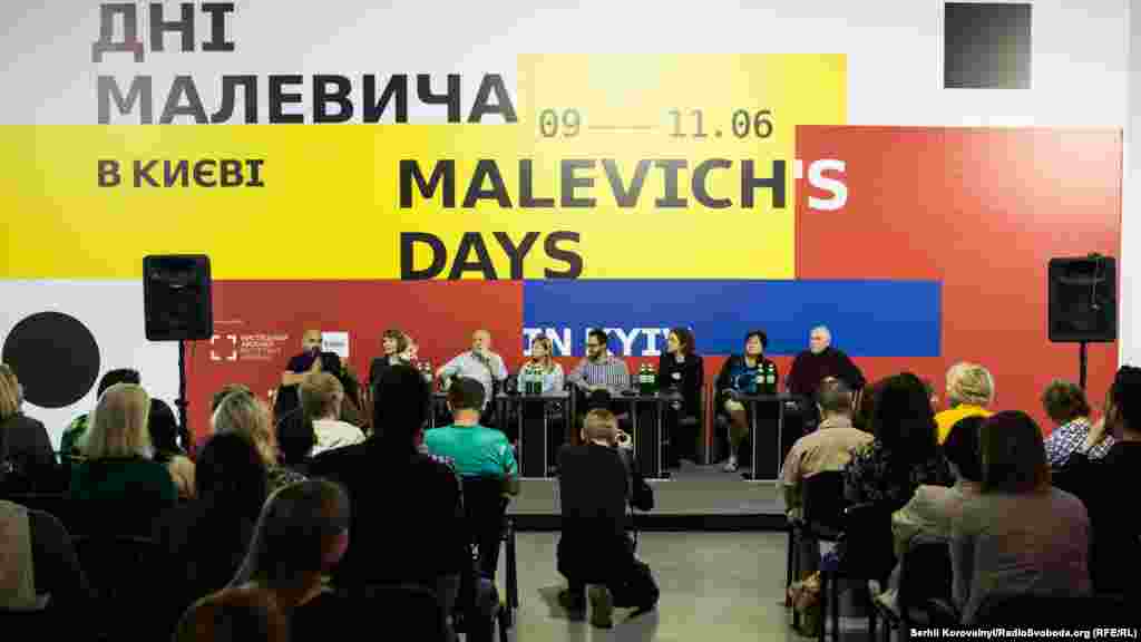 Прес-конференція з приводу відкриття виставки «Малевич+». Основним предметом дискусії було питання, по-перше, як саме «повернути» Казимира Малевича в лави українських митців, а по-друге, як зупинити масову еміграцію сучасних українських художників за кордон. Без мистецтва у нашої країни немає майбутнього, були переконані всі учасники розмови