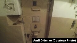 Двері камери для довічно ув'язненого.