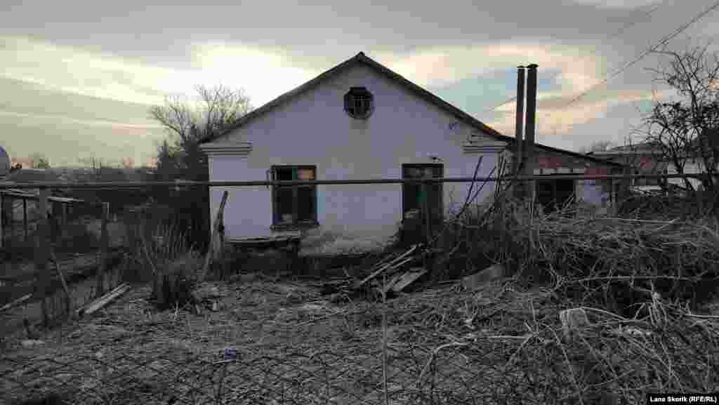 Из двух одинаковых и построенных рядом домов этот – нежилой