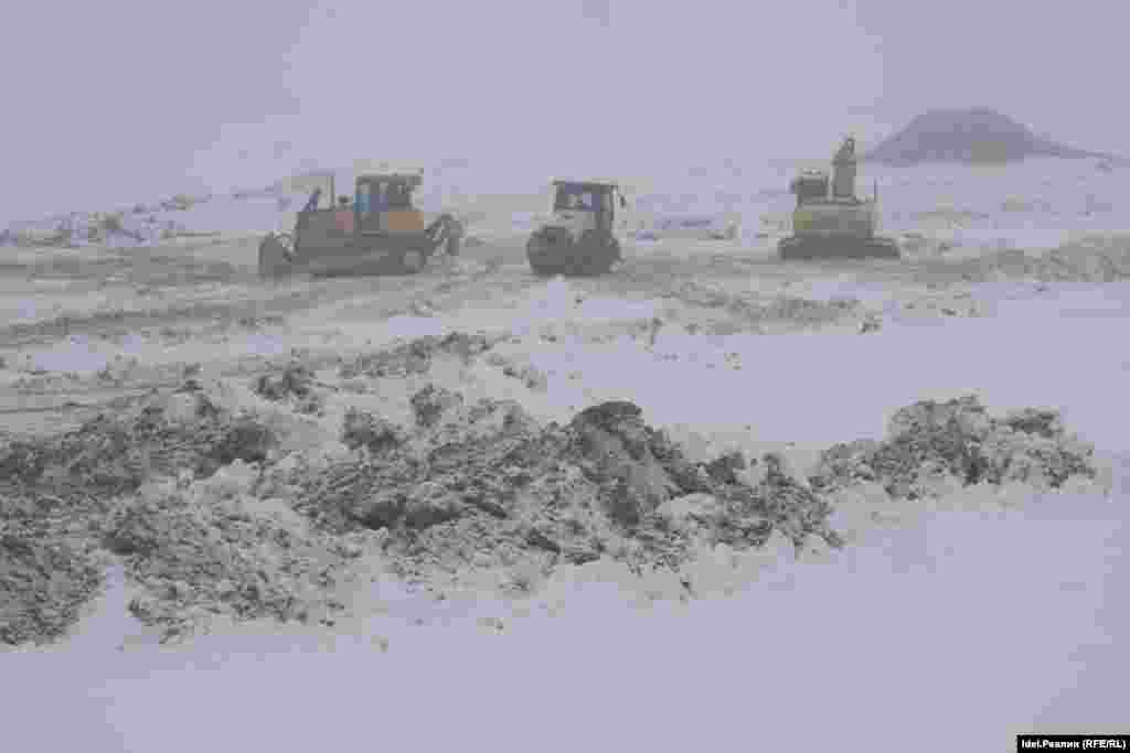 Техника работает, формируя новую сушу, не переставая. 