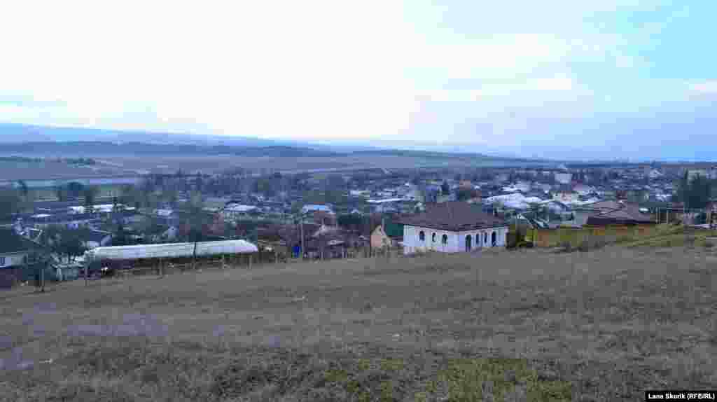 Село Железнодорожное, за ним виден шумозащитный забор трассы «Таврида»