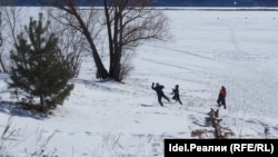 Так пляж посёлка Куземетьево выглядел в марте 2021 года. Сейчас, по словам местных жителей, этот спуск к воде исчез под горами привезённого на берег грунта.