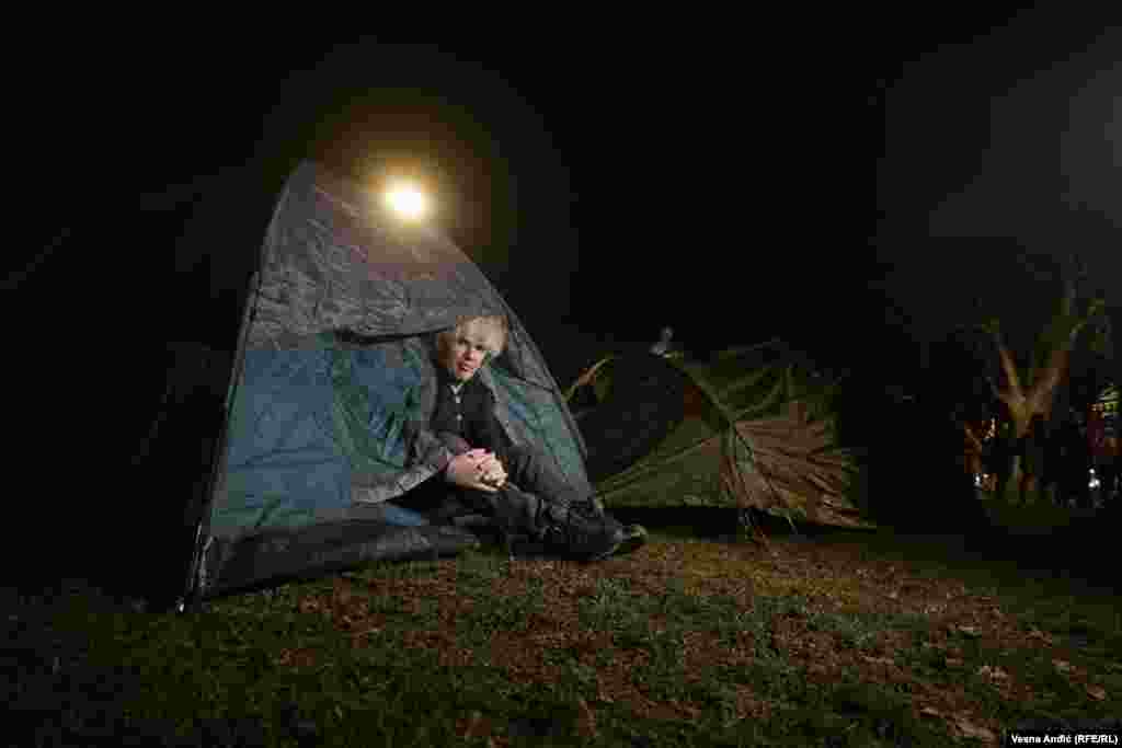 Organizatori su odlučili da, kako su rekli, radikalizuju protest kampovanjem pored zgrade Predsedništva. 