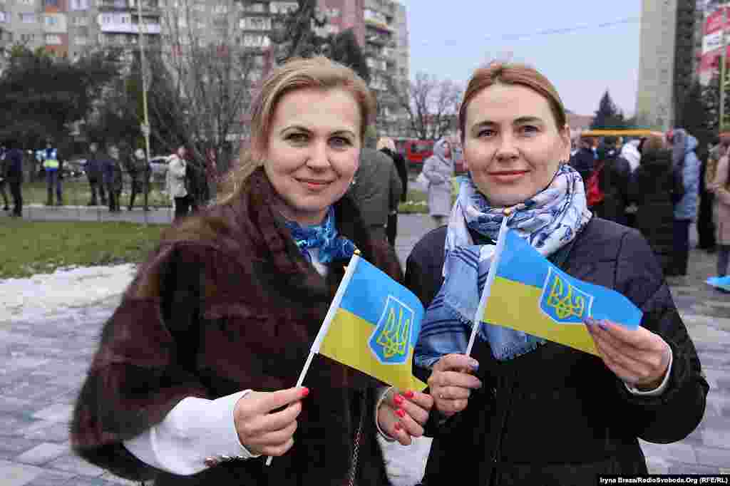 Світлана Іваниш та Людмила Рогатин – учительки. Зранку піднімали прапор у школі. «Ми зберігаємо здоровий глузд, раціонально оцінюємо ситуацію і готові до боротьби», – запевняють жінки