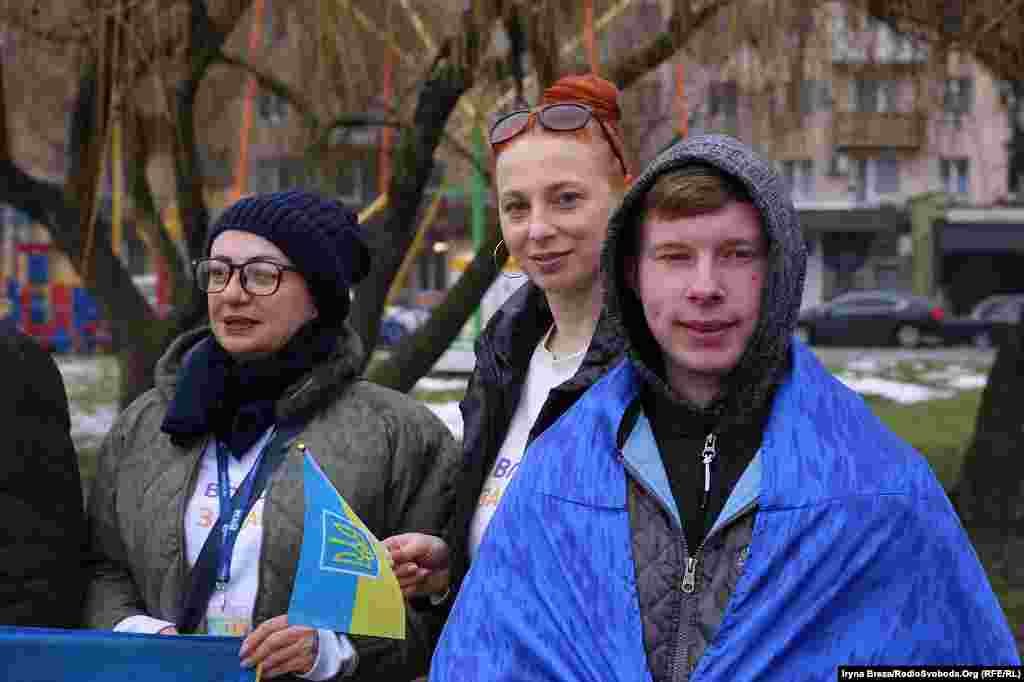 Волонтерка Власта Рейпаші (посередині) – постійна учасниця патріотичних заходів. Каже, що молоді щоразу більшає, якщо порівнювати навіть із 2014 роком