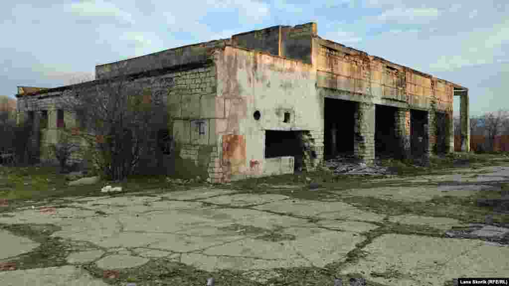 Чуть поодаль на холме на большой территории – развалины бывших колхозных строений