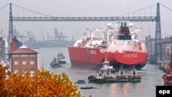 Газовый танкер в порту Португалете на севере Испании