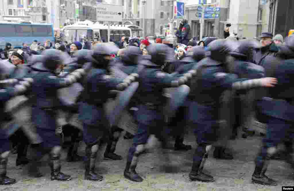 Собравшиеся на площади Независимости находятся в оцеплении бойцов спецподразделений МВД Украины 