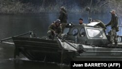 Українські військовослужбовці стоять на плавзасобі на Донеччині, 2 жовтня 2022 року. Фото ілюстративне