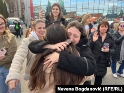 Zagrljaji u Batajnici, beogradskoj opštini, na putu za Novi Sad, 30. januar 2025.