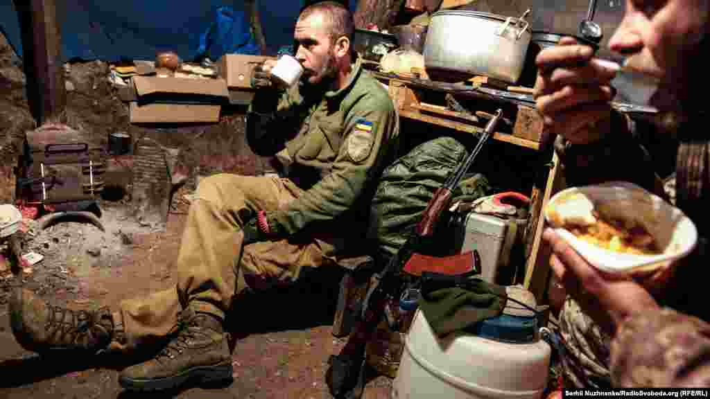 «На цій війні мені не зрозуміло, чому вона триває досі. Не розумію. Ну може ж воно вирішитися. І на рівні політиків, і військовим шляхом. Але чому так довго триває – мені не зрозуміло», – замислюється Євген