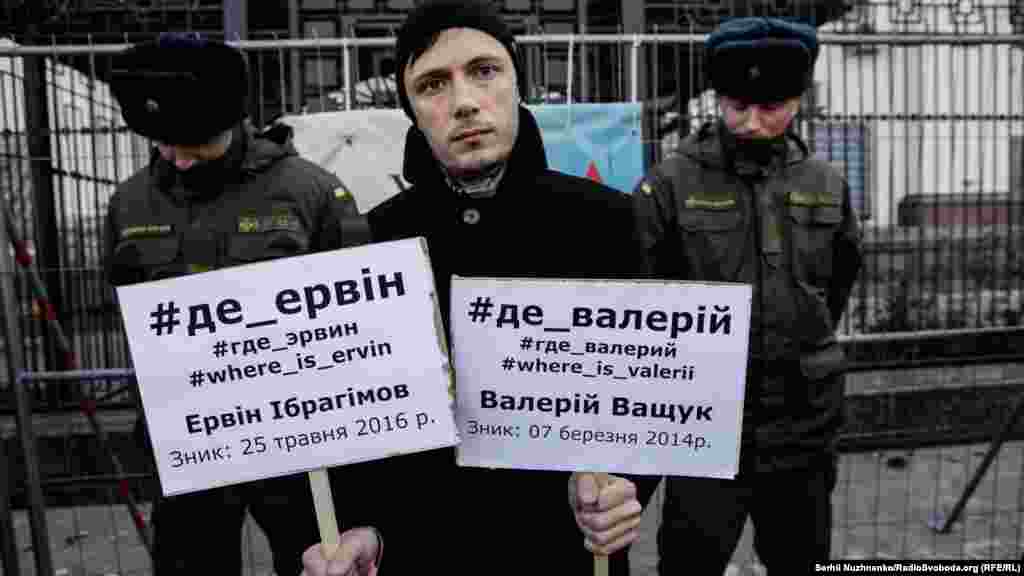 «Мы должны показать, что мы о них не забыли. Возможно, это последняя надежда родных, что постоянное напоминание о пропавших не позволит власти (крымской власти) просто делать вид, что ничего не произошло », – прокомментировал Рустем, крымскотатарский активист 