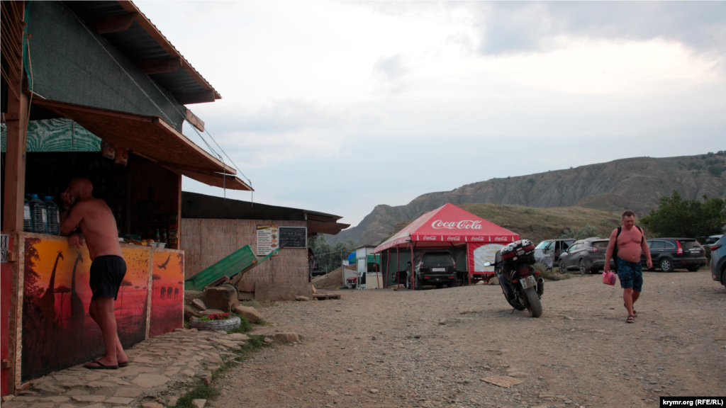 Вид на «Пикадилли» – так называют дорожку между пляжными магазинчиками и кафешками