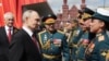 Na fotografiji koju je distribuirala ruska državna agencija Sputnjik, ruski predsjednik Vladimir Putin pozdravlja vojne komandante nakon vojne parade povodom Dana pobjede na Crvenom trgu u Moskvi 9. maja
