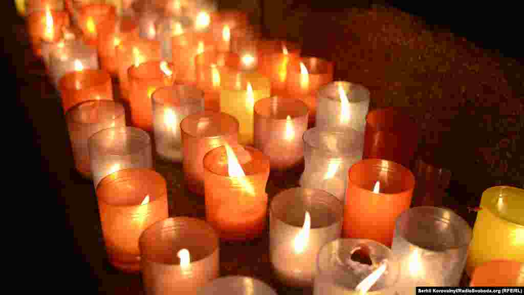 Сьогодні весь майдан Незалежності був заставлений свічками тих, хто пам’ятає події Революції