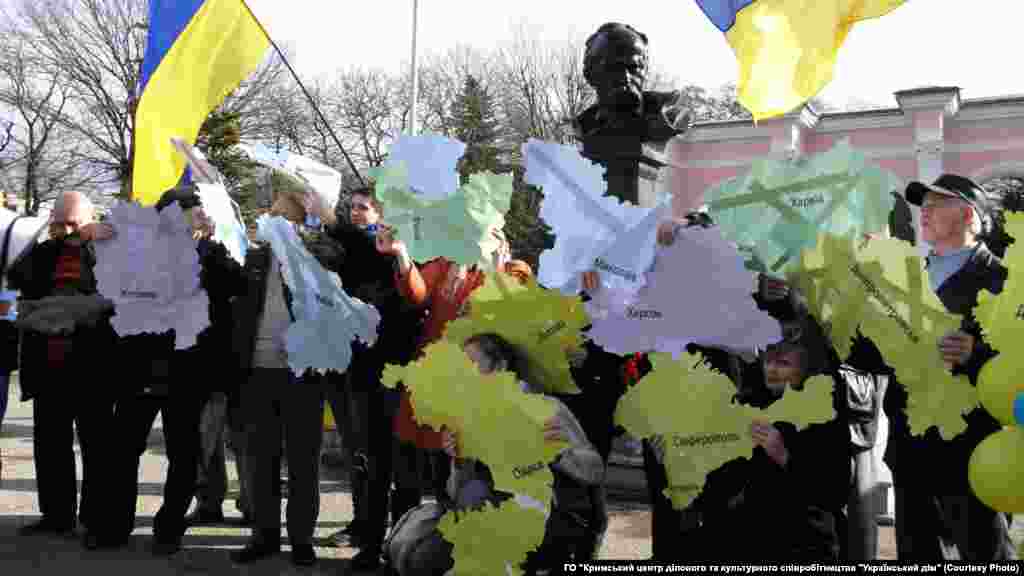 Несколько десятков молодых крымчан организовали через социальные сети флешмоб «Мы все разные, но у нас одна любовь – Украина». Они изобразили «Живую карту Украины», на которой каждый участник изображал один из украинских регионов, 2013 г.