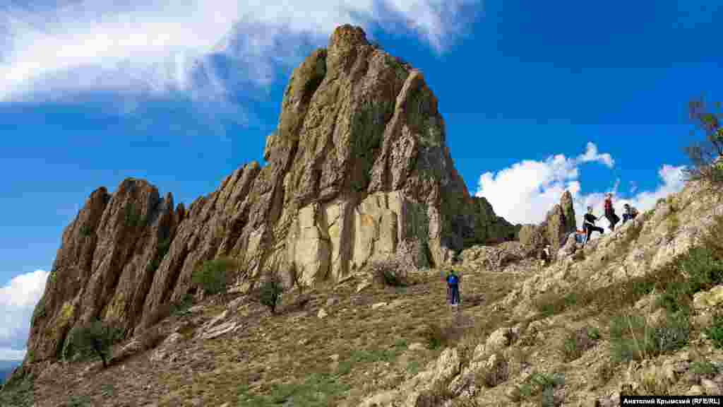 Гора Ай-Йорын-Буруну (с крымскотатарского переводится как «возвышенность святой Ирины»). Это главная вершина (510 метров над уровнем моря) всего хребта