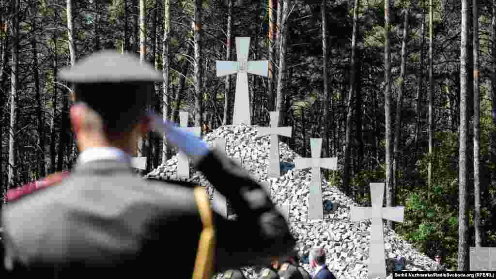 Воїн віддає честь пам'яті жертв сталінського терору