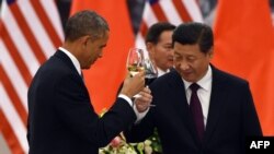 Китай - Президент США Барак Обама (слева) и председатель КНР Си Цзиньпин поднимают тост на обеде в Большом зале народных собраний в Пекине, 12 ноября 2014