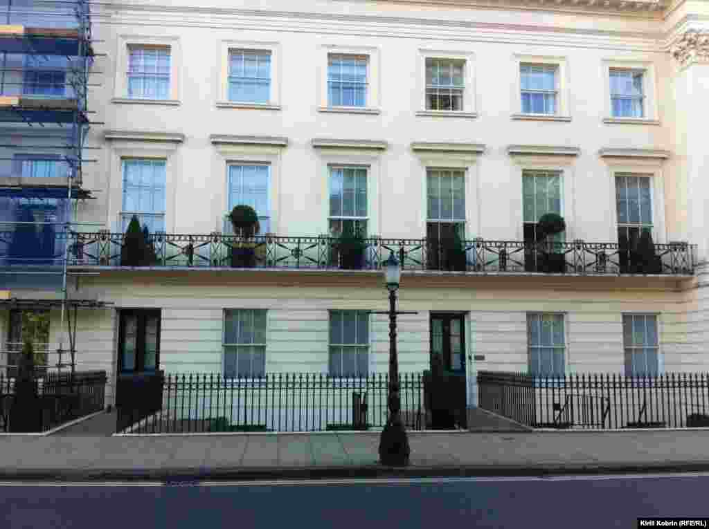 Недостаток этой части Лондона один: фактически за углом, толпы туристов, но зато рядом – Бейкер-стрит с Шерлоком Холмсом, музей Мадам Тюссо, бутики, ювелирные лавки и антикварные галереи Бонд-стрит. 