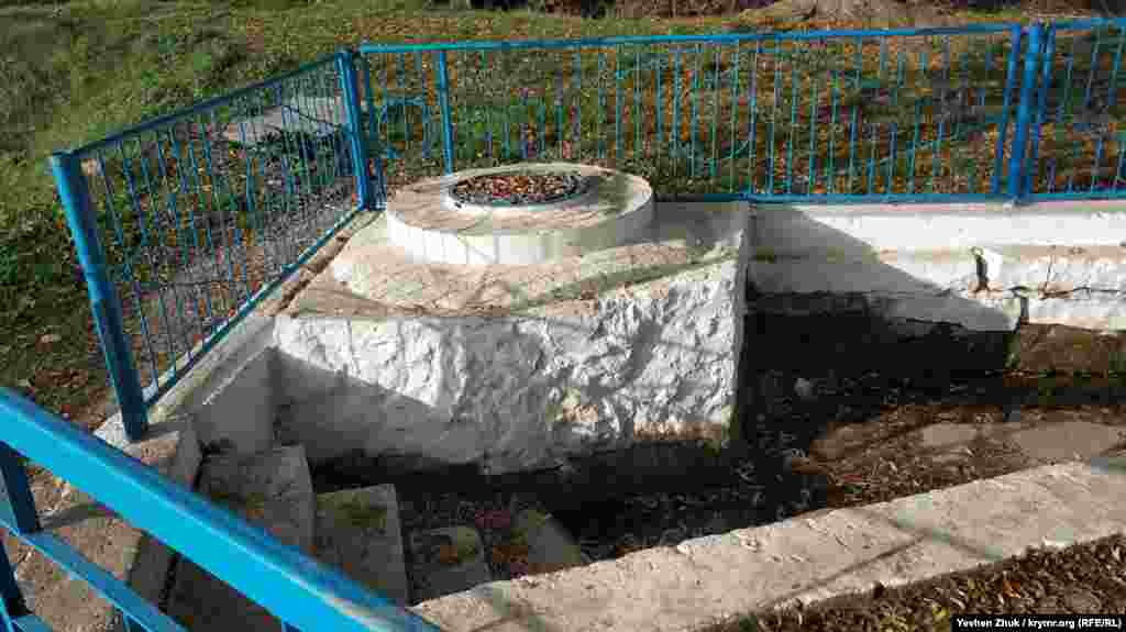 Сейчас воды в источнике-фонтане нет.  Централизованного водоснабжения в Гончарном тоже нет. «У нас колодцы, – говорит местный пенсионер. – Обещают, все обещают и воду, и газ провести. Но когда это будет?»