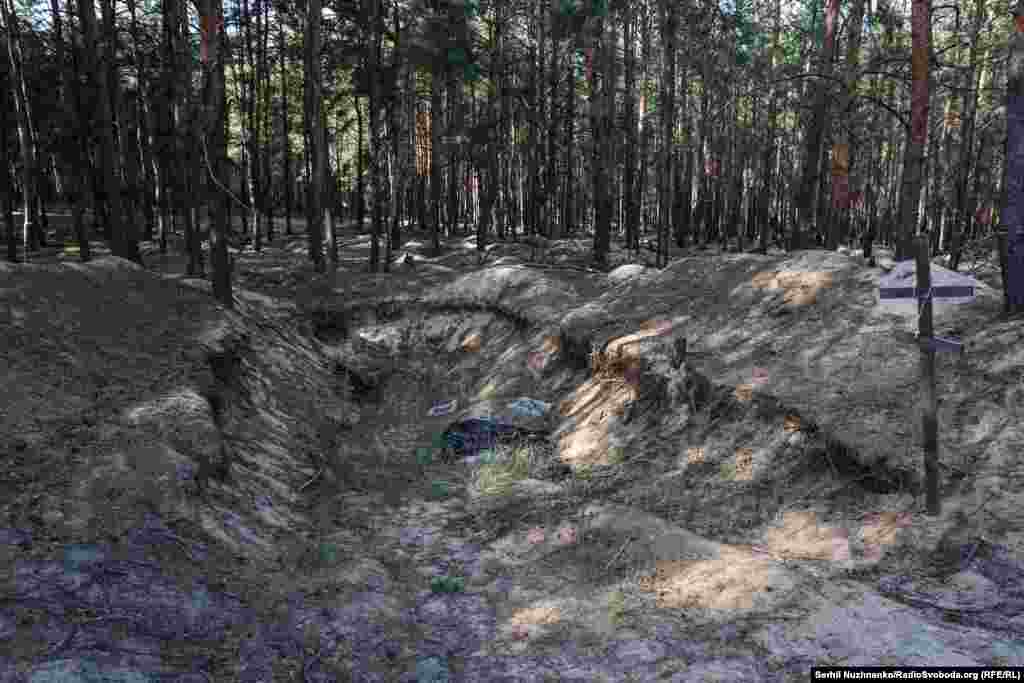 Команда з ексгумації розкопала так звану братську могилу і забирає тіла для проведення судово-медичної експертизи та встановлення особи загиблих, вересень  2022 року / Праворуч: початок жовтня 2024-го