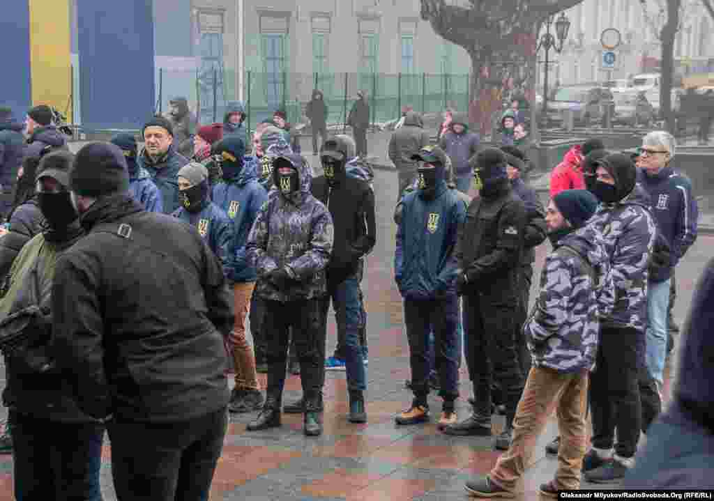 За годину до початку сесії біля будівлі мерії розпочалась акція «Одеса без Труханова»