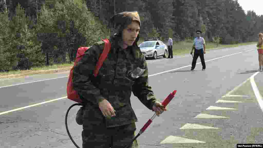 Доброволец во время тушения лесных пожаров в Марий Эл, август. 