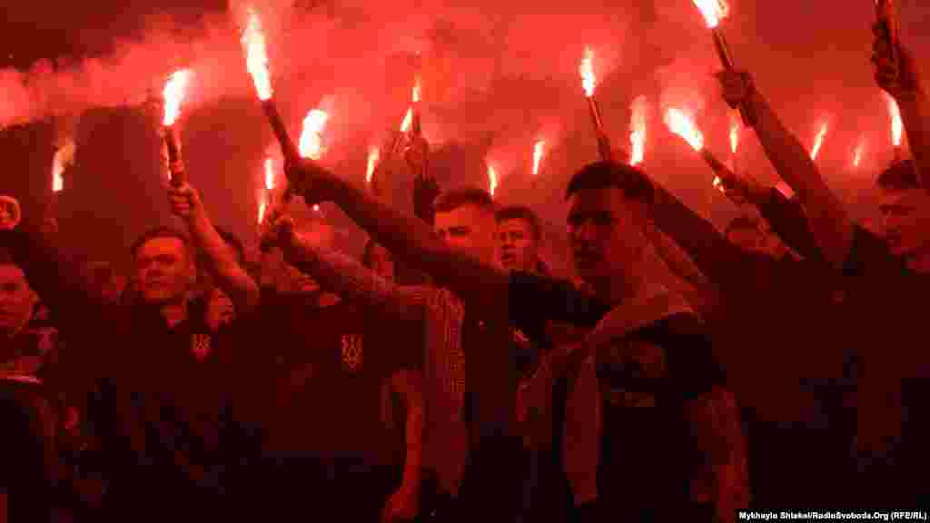 «Марш українського порядку» традиційно завершився запаленням фаєрів