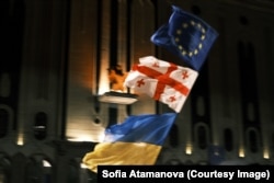 Прапори на протестах в Грузії