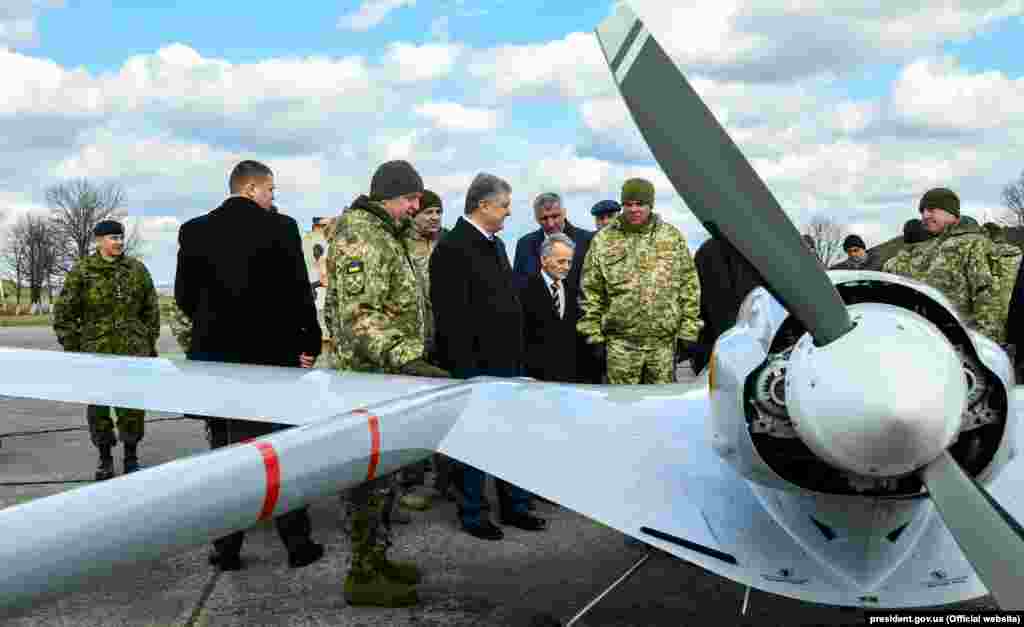 Президент України Петро Порошенко (посередині) оглядає ударний безпілотник Bayraktar, прийнятого на озброєння ЗСУ. Хмельницька область, 20 березня 2019 року. БІЛЬШЕ ПРО ЦЕ 
