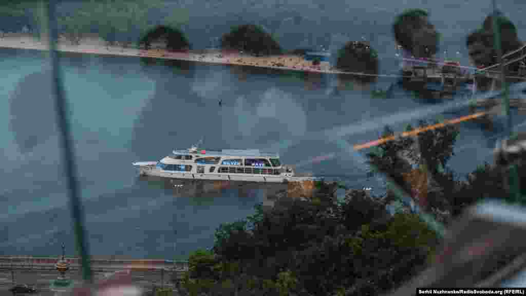 У Києві відкрили новий пішохідно-велосипедний міст. Його маршрут сягає від Володимирської гірки до Арки дружби народів. Більше у фото 