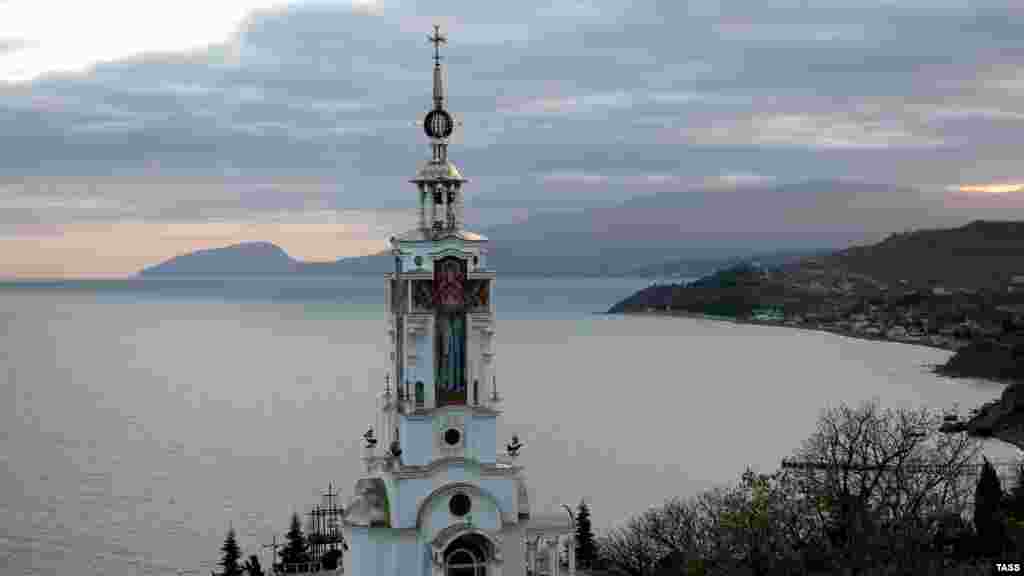 Храм-маяк святого Николая Мирликийского вот уже почти 13 лет украшает изгиб автодороги Алушта-Судак на краю села Малореченское. Это, пожалуй, единственное в своем роде сооружение, выполняющее функции церкви и морского маяка. Под храмом находится музей морских катастроф 