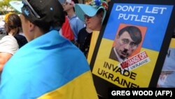 На архівному фото учасники протесту проти участі президента Росії Володимира Путіна у саміті лідерів G20 в австралійському місті Брисбені та проти російської збройної агресії щодо України. Австралія, Брисбен, 15 листопада 2014 року