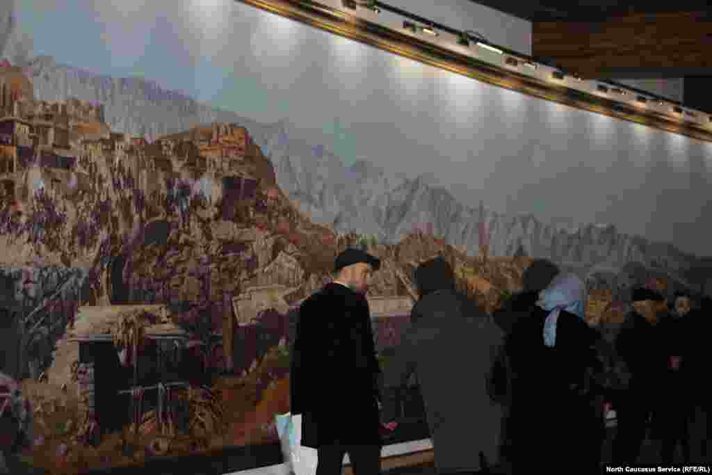 Одна из достопримечетальностей комплекса - репродукция картины Франца Рубо "Взятие аула Ахульго".