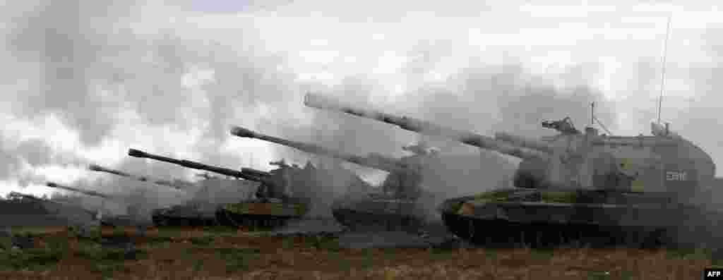 Залп російських самохідних гаубиць «Мста-С» під час військових навчань у Волгоградської області недалеко від кордону з Україною, 2 квітня 2014 року